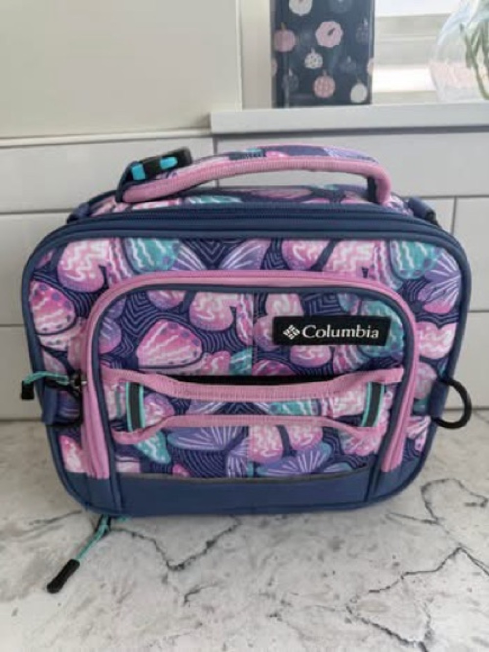 Columbia Insulated zippered multi pocket attractive lunch bag! great 4 all ages